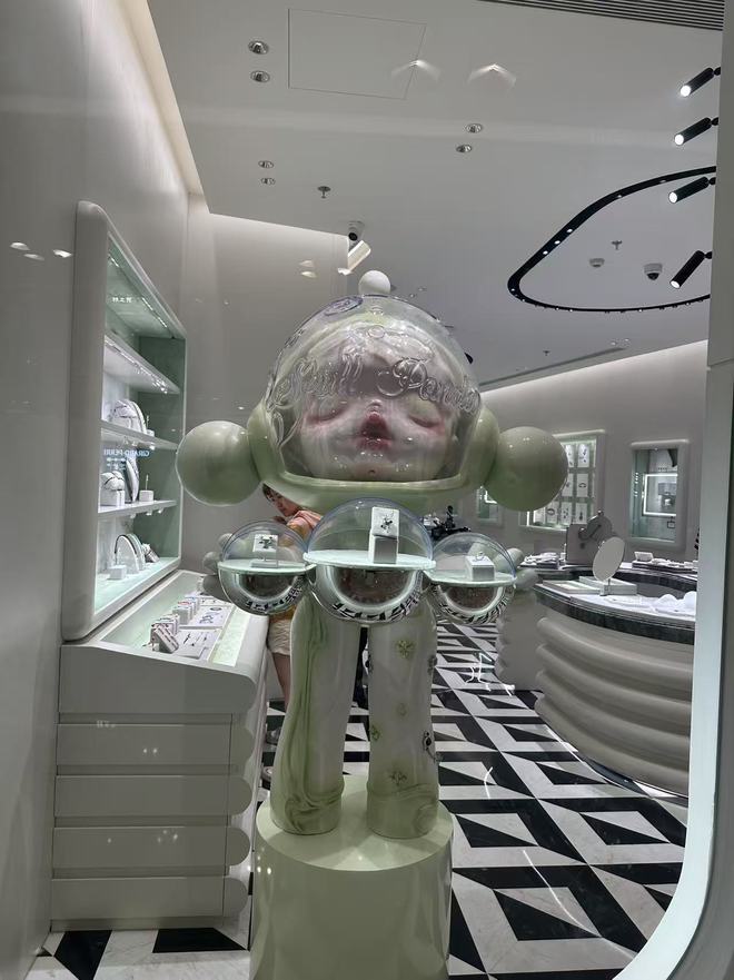 抢｜北京首家泡泡玛特珠宝店客流平平瓦力棋牌游戏这里的LABUBU不用(图4)