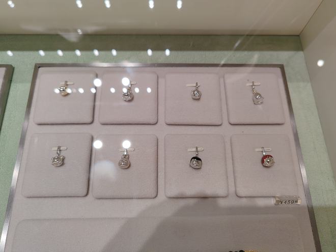 抢｜北京首家泡泡玛特珠宝店客流平平瓦力棋牌游戏这里的LABUBU不用(图8)