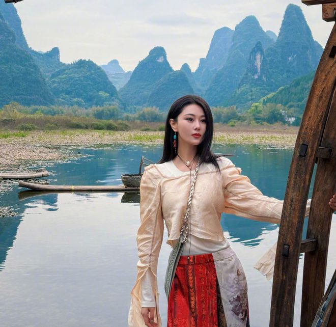 民族风穿搭：方领上衣+半裙太高级！瓦力棋牌游戏张馨予在广西度假带火了