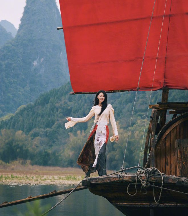 民族风穿搭：方领上衣+半裙太高级！瓦力棋牌游戏张馨予在广西度假带火了(图2)