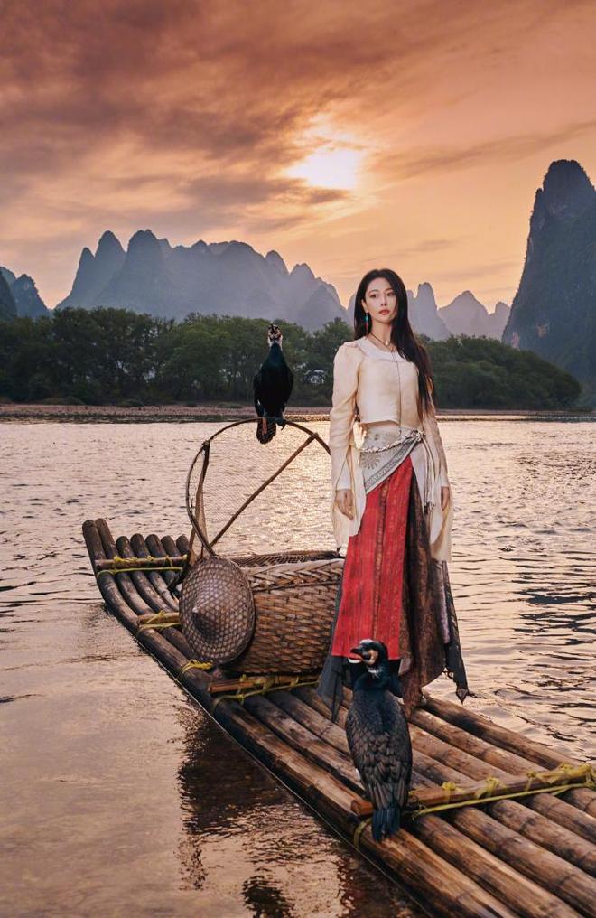民族风穿搭：方领上衣+半裙太高级！瓦力棋牌游戏张馨予在广西度假带火了(图5)