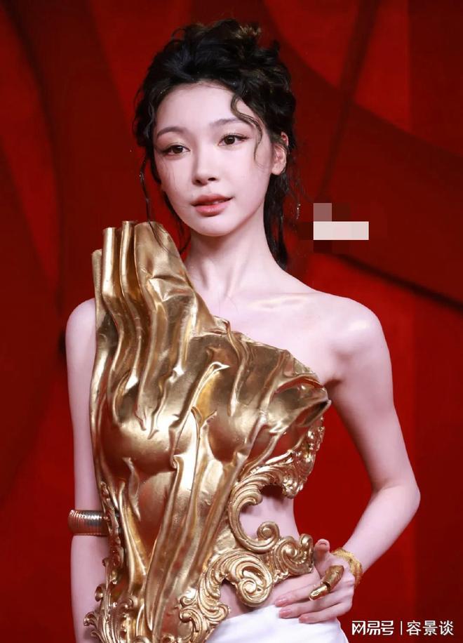 孙俪惊艳朱唇皓齿笑意盈盈艳压群芳瓦利棋牌时尚芭莎红毯：被穿礼服的(图10)