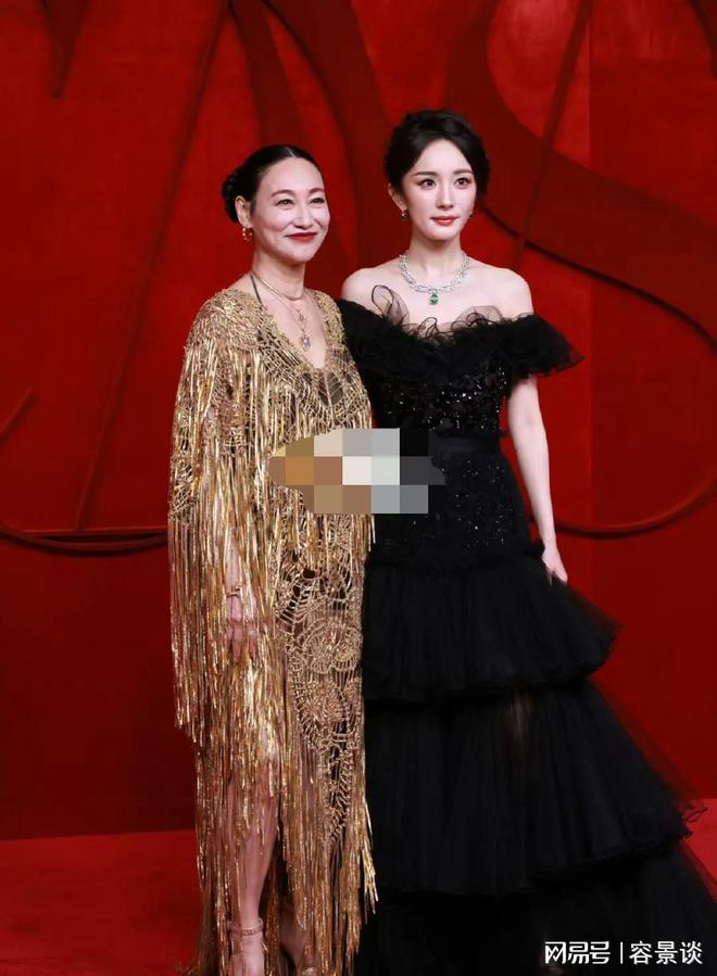 孙俪惊艳朱唇皓齿笑意盈盈艳压群芳瓦利棋牌时尚芭莎红毯：被穿礼服的(图22)