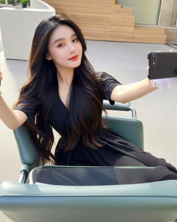 美女散发出岁月之美很有吸引力!瓦力棋牌游戏御姐范十足的紧身裙(图2) 美女散发出岁月之美很有吸引力!瓦力棋牌游戏御姐范十足的紧身裙(图2)