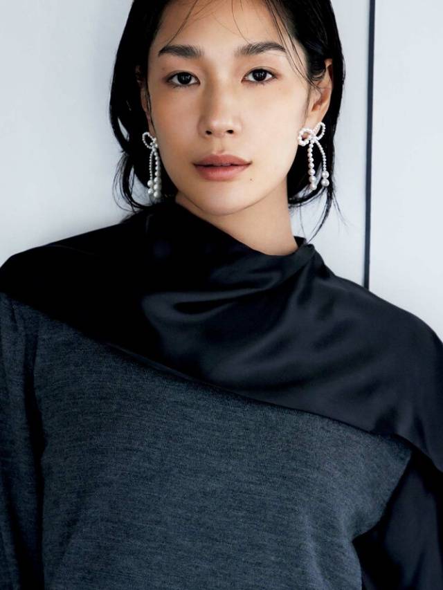 学会用珠宝50+女性尤其不可忽略瓦力游戏灰色穿搭的高级感秘诀：要(图4)