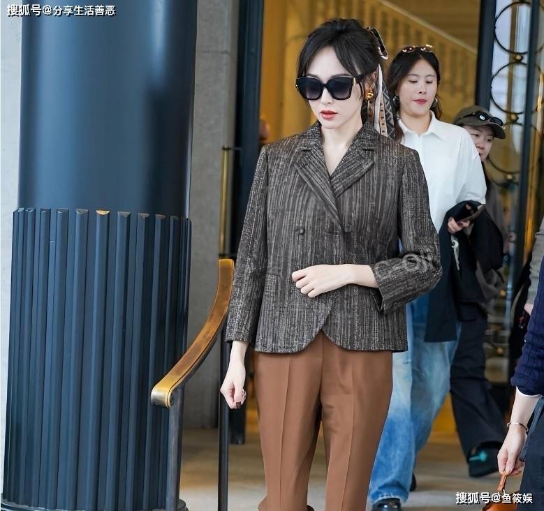 啡色长裤搭配棕色西服分外帅气霸道！瓦力棋牌游戏唐嫣彻底化身大姐大咖(图2)