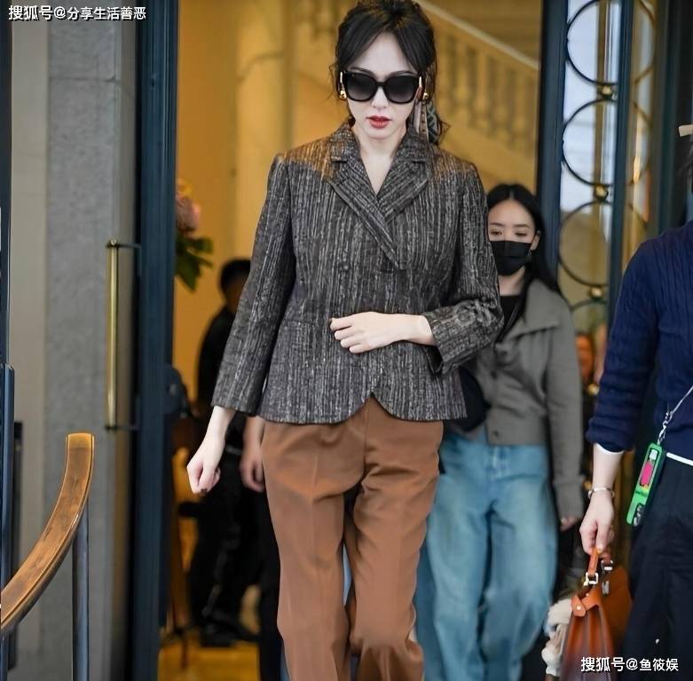 啡色长裤搭配棕色西服分外帅气霸道！瓦力棋牌游戏唐嫣彻底化身大姐大咖(图3)