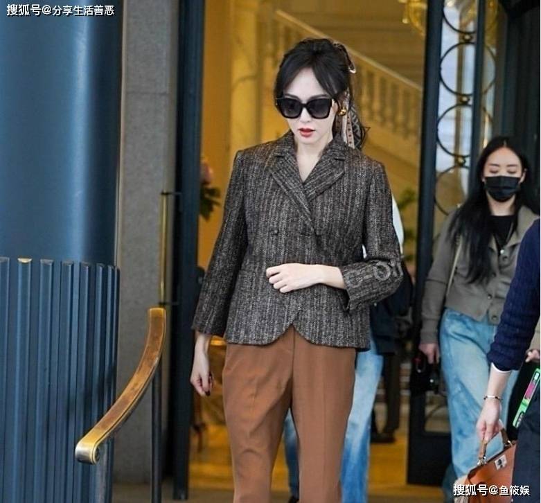 啡色长裤搭配棕色西服分外帅气霸道！瓦力棋牌游戏唐嫣彻底化身大姐大咖(图4)