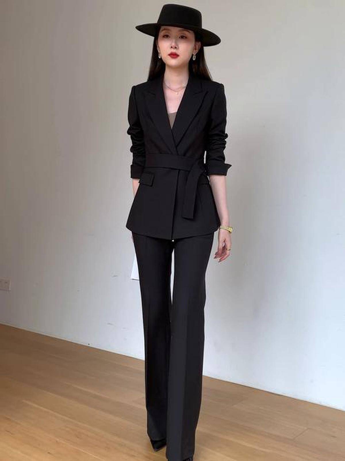 搭利落大气气场更飒爽瓦力棋牌黑色系通勤穿