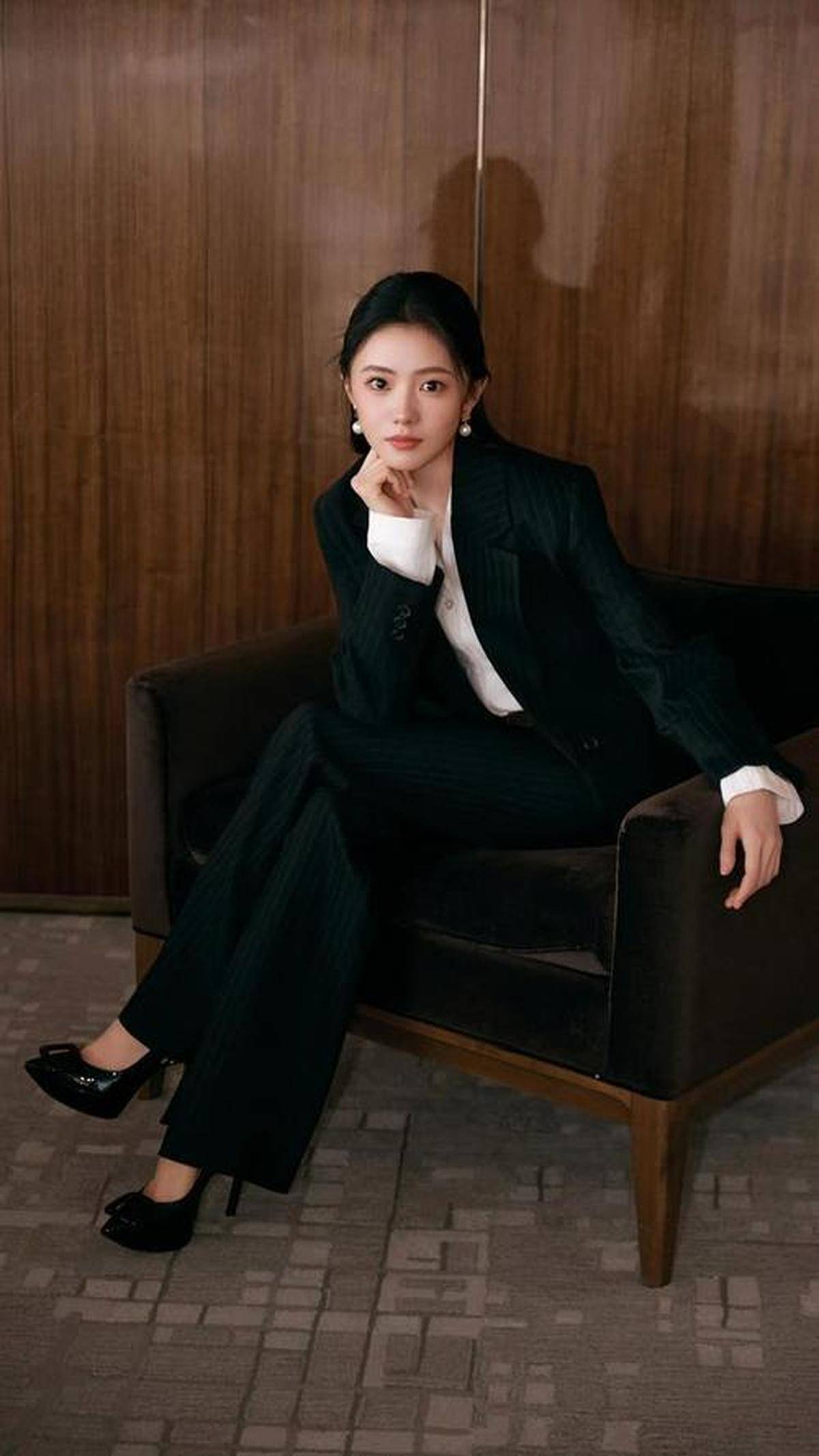 搭利落大气气场更飒爽瓦力棋牌黑色系通勤穿(图2)