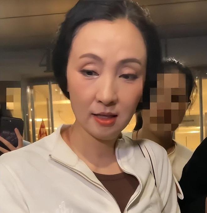 子矮还壮硕戴祖母绿耳坠像大妈气质瓦力棋牌陶虹罕曝近况生图满脸褶个(图6)